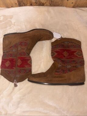 #142 Minnetonka Brown Suede Ankle Boots with Red Southwestern Panel